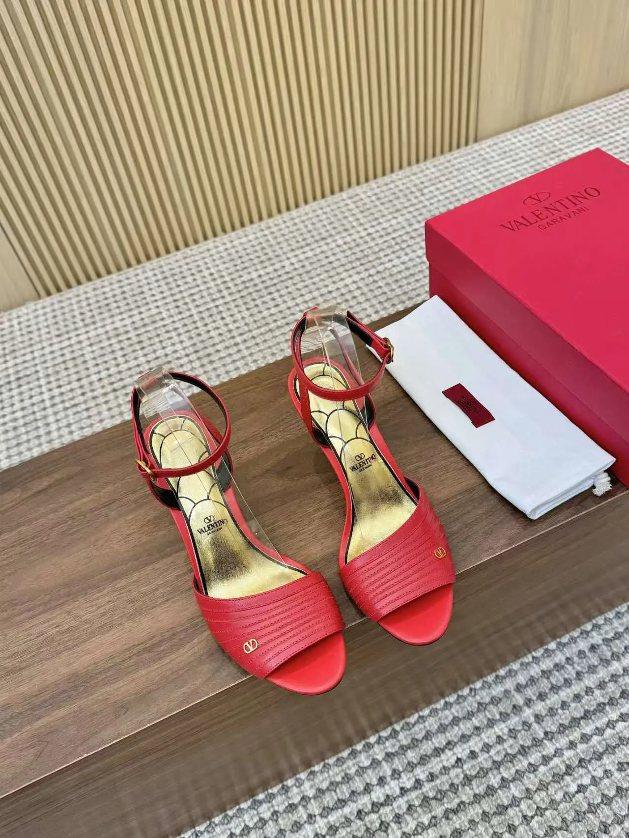 👟👟Ex-factory price 440👟👟 Genuine leather sole +40 Top version 𝑉𝐴𝐿𝐸𝑁𝑇𝐼𝑁𝑂 Valentino new spring and summer women's sandals worth buying ★Absolutely high-grade ❥Original method Absolute sensibility ❥Elegant style Create a different feeling Simple temperament style!  Code number: 35-41 (34-42 customized) Fabric: Imported sheepskin Lining: Lined sheepskin Heel height: 8 cm Leather outsole Rubber outsole